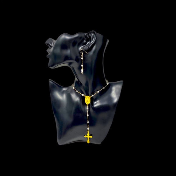 Handcrafted Rosary necklace and earrings with pearl detail - Picture 4 of 10